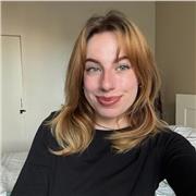 Soy una chica creativa, empática y sé relacionarme con todo tipo de personas. Puedo dar clases desde primaria hasta bachillerato